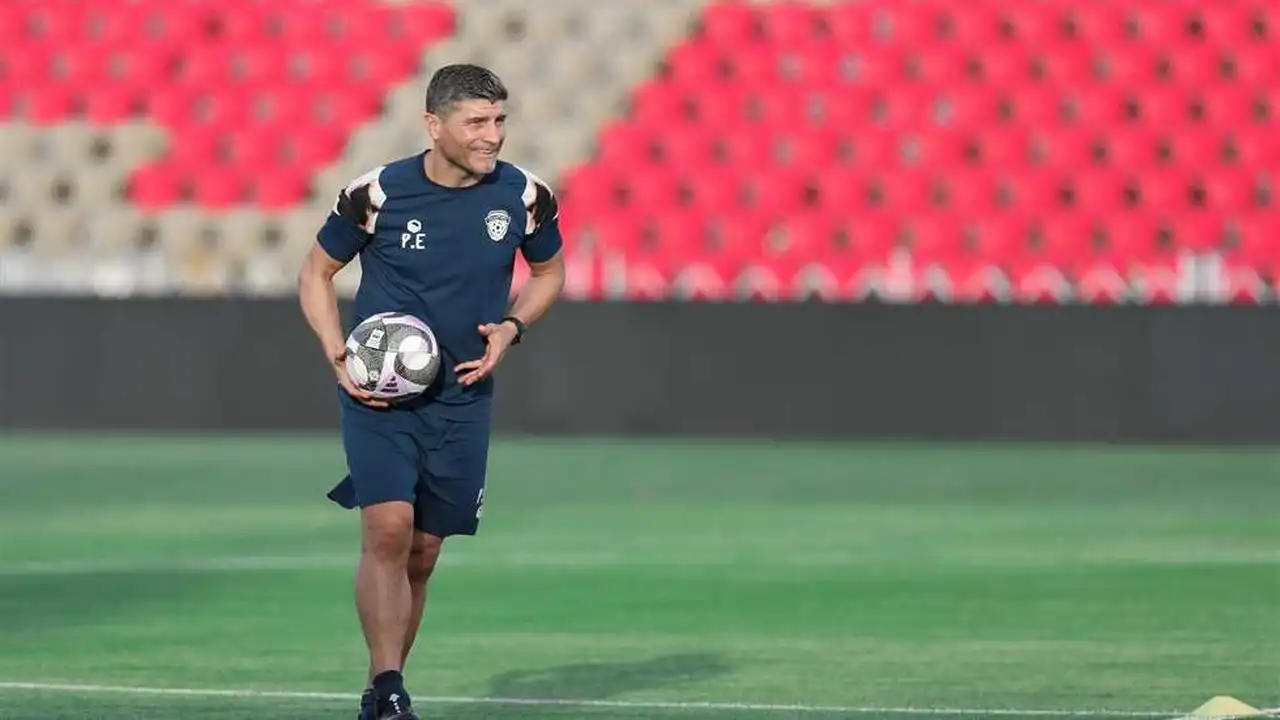 واقعة غريبة بالدوري السعودي.. مدرب الفيحاء يندهش من اختفاء الكرة أمام الشباب